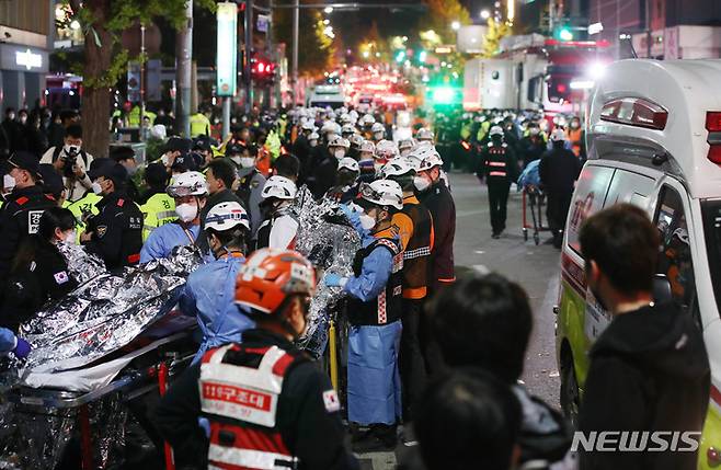 [서울=뉴시스] 김진아 기자 = 지난 29일 밤 서울 용산구 이태원 일대에서 대규모 압사사고가 발생해 30일 새벽 소방구급 대원들이 환자를 이송하고 있다. 30일 오전 2시40분 기준 이태원 핼러윈 압사 사고와 관련해 120명이 사망한 것으로 확인됐다. 부상자는 100명으로 사망자는 더 늘 것으로 보인다. 2022.10.30. bluesoda@newsis.com