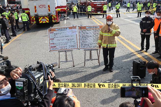 최성범 서울용산소방서장이 30일 오전 서울 용산구 이태원동 핼러윈 인파 압사 사고 현장에서 브리핑을 하는 모습. 연합뉴스