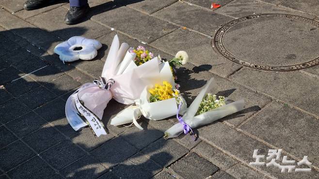 30일 서울 용산구 이태원동 '핼러윈 참사' 사고 현장 앞에 희생자들을 추모하는 꽃다발이 놓여 있다. 양형욱 기자