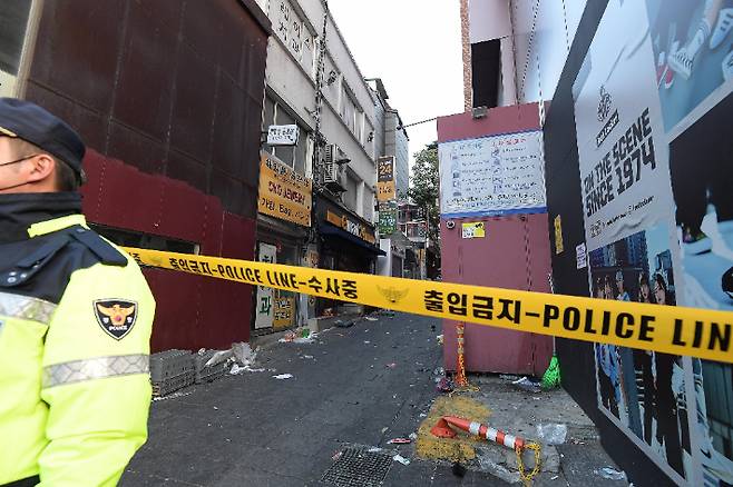 29일 오후 서울 용산구 이태원동 일대에 핼러윈을 맞이해 인파가 몰리면서 대규모 인명사고가 발생했다. 30일 경찰이 현장을 통제하고 있다. 박종민 기자