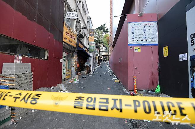 지난 29일 서울 용산구 이태원동 일대에 핼러윈을 맞이해 인파가 몰리면서 대규모 인명사고가 발생했다. 30일 사고 현장이 통제되고 있다. 박종민 기자