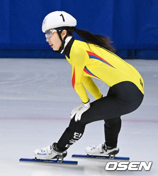 [OSEN=태릉, 지형준 기자]여자 1,500m 결승에서 김건희(단국대학교)가 1위로 결승선을 통과하며 기뻐하고 있다. 2022.05.04 /jpnews@osen.co.kr