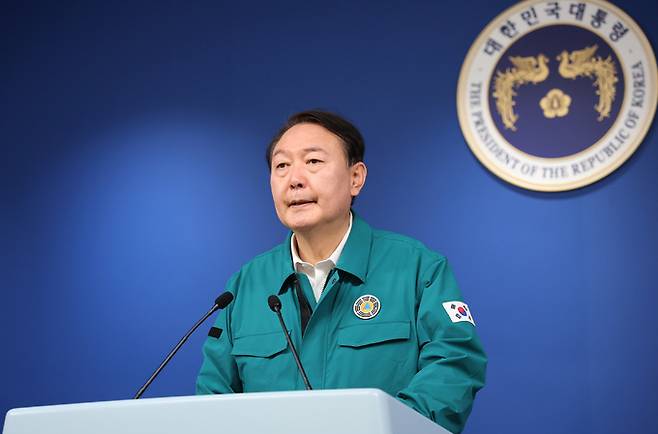 윤석열 대통령이 30일 오전 용산 대통령실 청사 브리핑룸에서 '이태원 핼러윈 참사'와 관련 대국민 담화를 발표하고 있다.  연합뉴스