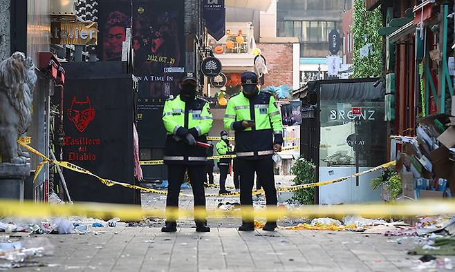 핼러윈을 앞두고 서울 용산구 이태원동 일대에서 대규모 압사 참사가 발생한 다음날인 30일 사고 현장이 통제되고 있다.  연합뉴스