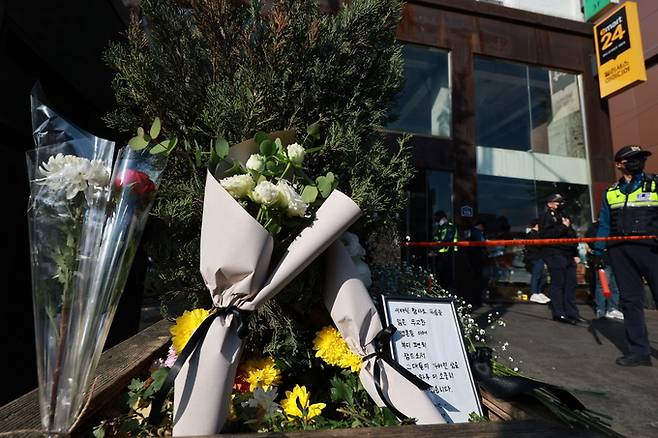 30일 서울 용산구 이태원동 '핼러윈 인파' 압사 사고 현장 부근에 희생자를 추모하는 꽃과 편지가 놓여 있다.   연합뉴스