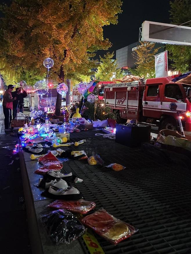 30일 새벽 이태원 길거리에 시민들이 버리고 간 풍선, 머리띠, 가면 등 파티용품들이 놓여 있다.