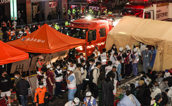 지난 29일 오후 서울 용산구 이태원동 일대에 핼러윈을 맞아 인파가 몰려 사고가 발생했다. 30일 새벽 현장에 급파된 의료진들이 부상자 구조활동을 하고 있다. 2022.10.30 연합뉴스