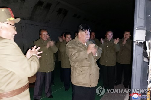 북한 김정은 국무위원장이 지난 10월 12일 자칭 ‘전술핵운용부대’에 배치된 장거리전략순항미사일 시험발사를 현지에서 지도하는 모습. 조선중앙통신·연합뉴스