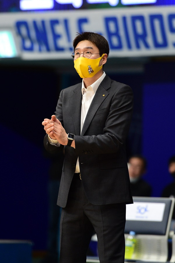 KB스타즈 김완수 감독 / 사진=WKBL 제공