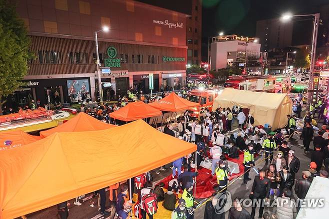 이태원 사고, 부상자 구조 (서울=연합뉴스) 박동주 기자 = 지난 29일 오후 서울 용산구 이태원동 일대에 핼러윈을 맞아 인파가 몰려 사고가 발생했다.
    30일 새벽 현장에 급파된 의료진들이 부상자 구조활동을 하고 있다. 2022.10.30 pdj6635@yna.co.kr