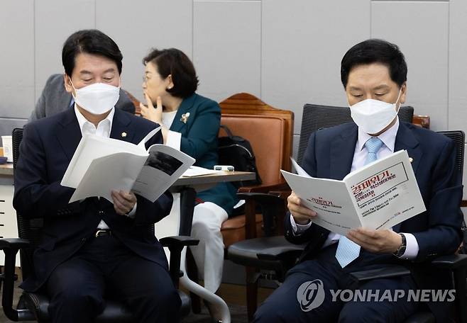 책자 살펴보는 김기현·안철수 (서울=연합뉴스) 이정훈 기자 = 국민의힘 김기현 의원(오른쪽)과 안철수 의원이 13일 오전 국회 의원회관에서 열린 혁신 24 새로운 미래 두 번째 모임인 '경제위기 인본 혁신생태계로 극복하자!'에 참석해 책자를 살펴보고 있다. 2022.7.13 [국회사진기자단] uwg806@yna.co.kr