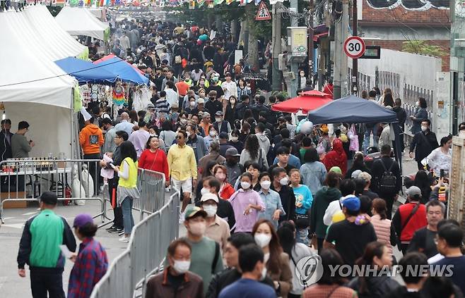 3년 만에 열린 이태원 축제 (서울=연합뉴스) 이재희 기자 = 16일 오후 서울 용산구 이태원역 일대에서 열린 이태원지구촌축제를 찾은 시민들이 축제를 즐기고 있다. 2022.10.16 scape@yna.co.kr