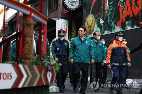 이태원 핼러윈 참사 현장 살펴보는 윤석열 대통령     (서울=연합뉴스) 서명곤 기자 = 윤석열 대통령이 30일 오전 서울 용산 이태원 참사 현장을 살펴보고 있다. 권영세(오른쪽 앞줄 두번째) 통일부 장관이 윤 대통령을 수행하고 있다. 2022.10.30 [대통령실 제공, 재판매 및 DB 금지]
    seephoto@yna.co.kr