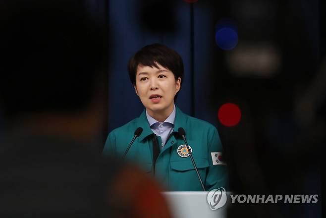 이태원 참사 관련 브리핑하는 김은혜 홍보수석 (서울=연합뉴스) 서명곤 기자 = 김은혜 대통령실 홍보수석이 30일 오후 서울 용산 대통령실 청사 브리핑룸에서 이태원 핼러윈 압사 참사와 관련해 브리핑을 하고 있다. 2022.10.30 seephoto@yna.co.kr