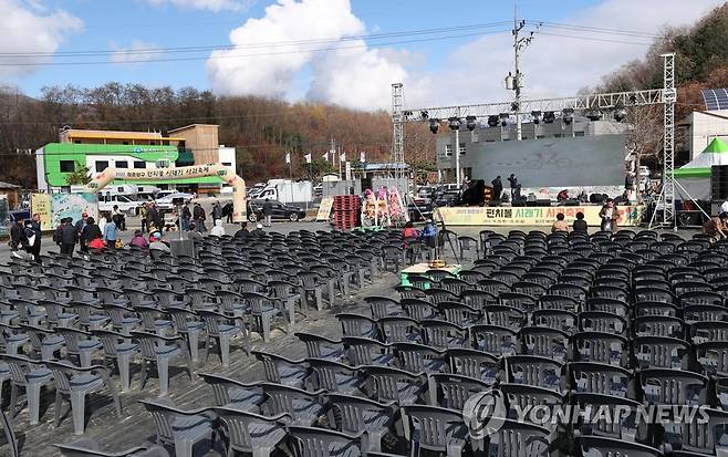 이태원 참사 애도하며 축제 공연 취소 (양구=연합뉴스) 양지웅 기자 = 30일 강원 양구군 해안면 펀치볼 힐링하우스 일원에서 열린 '2022 청춘양구 펀치볼 시래기 사과 축제'에서 관계자들이 공연 무대를 철거하고 있다.
    축제 관계자는 "전국적인 애도 분위기 속에서 인기 가수 공연과 주민 노래자랑 등 무대 행사를 전면 취소하기로 했다"고 말했다. 2022.10.30 yangdoo@yna.co.kr