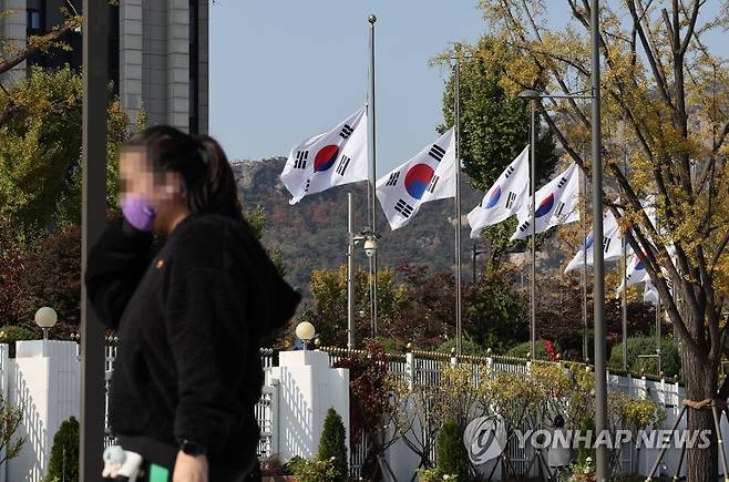 '조기 게양'…이태원 참사 국가애도기간 선포 (서울=연합뉴스) 김인철 기자 = 윤석열 대통령이 이태원 압사 참사 사고수습이 마무리될 때까지를 국가애도기간으로 정한 30일 오후 서울 종로구 광화문 정부서울청사에 조기가 게양돼 있다. 2022.10.30