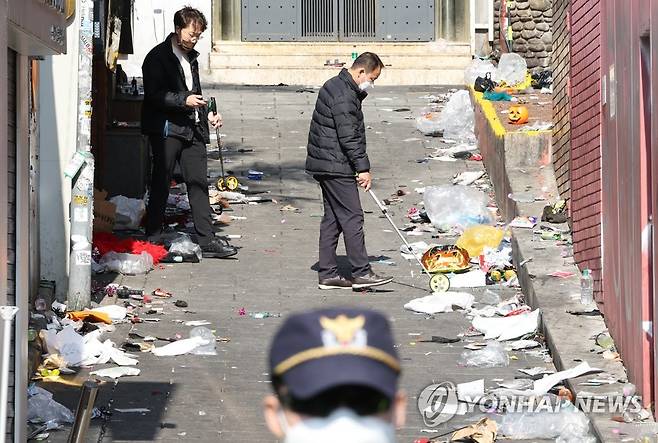 이태원 사고현장 조사 (서울=연합뉴스) 한상균 기자 = 30일 이태원 압사 사고 현장에서 경찰 관계자가 거리를 측정하고 있다. 2022.10.30 xyz@yna.co.kr