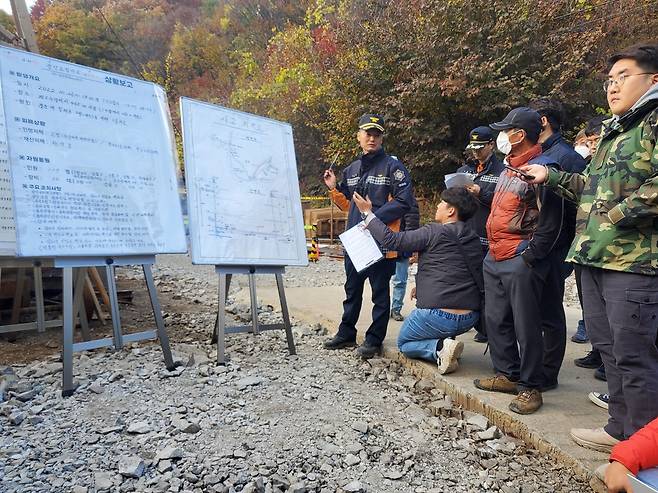 봉화 광산 매몰 사고 11차 언론 브리핑     (봉화=연합뉴스) 김선형 기자 = 30일 오후 경북 봉화소방서 관계자가 광산 매몰 사고 11차 언론 브리핑을 하고 있다. 2022.10.30 sunhyung@yna.co.kr