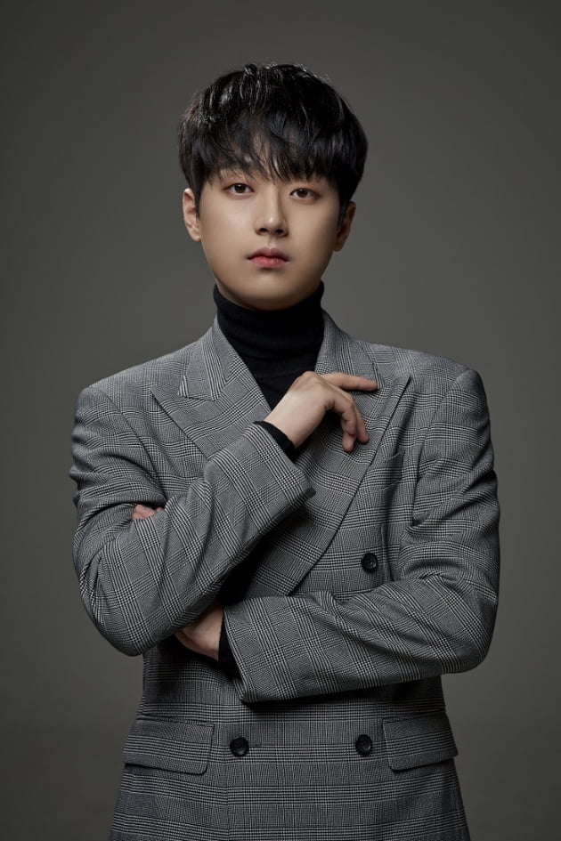 Singer Lee Chan-won decided not to sing at the show for the victims of Itaewon True, but was hit by a male Audience who stormed the stage.Lee Chan-won was invited to celebrate the first theme park excursion autumn festival held in Hwasun-gun, Jeonnam on the 30th.He said he would not sing because of the Itaewon crushing accident that killed hundreds of people in Seoul Itaewon the day before.The government declared it as a national mourning period until the 5th of next month, and the broadcasting and music industry as well as the performing arts canceled or postponed all schedules to commemorate the True victims and to express their comfort to their bereaved families.Lee Chan-won also apologized to the organizers for not being able to sing for the victims and their families.Lee Chan-wons fan cafe also announced that Lee Chan-won would not perform, saying, It is right to attend the event, but the song does not proceed. Please refrain from shouting and clapping at the event.Lee Chan-won did not sing, but went up to the stage and apologized again. I can not sing because it is a mourning period. I am really sorry, he apologized to the Audience and asked for understanding.However, some Audiences booed, and one man reportedly verbally abused Lee Chan-won, who came down from the stage, pushing officials and grabbing them by the collar.The Halloween party was held for the first time since the outdoor mask caused by COVID-19 was lifted on the 29th. More than 100,000 people participated in the festival at Seoul Itaewon on the same day. The boundary between the sidewalk and the roadway collapsed and the alley was filled with people.The accident took place in a narrow, sloping alleyway next to the Hamilton Hotel, tangled with people trying to climb down and people trying to climb up. Pushing from behind, people were pushed and in a very short time led to a crushing accident.By 8 a.m. today, the death toll was 154 and 116 minor injuries.
