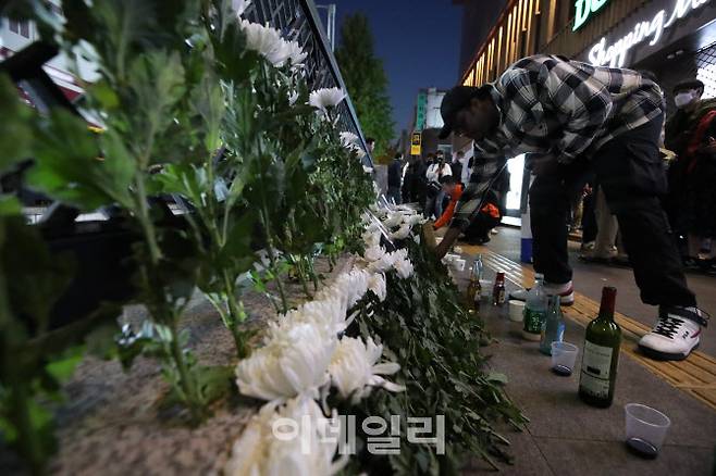 이태원동 해밀톤호텔 인근에서 발생한 압사로 153명 사망자가 발생한 30일 오후 서울 용산구 이태원역에서 한 외국인이 추모하고 있다.(사진=이데일리DB)