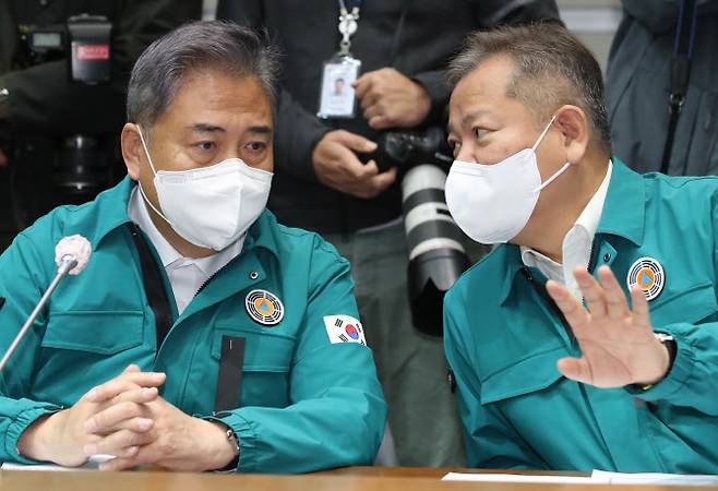 이상민(오른쪽) 행정안전부 장관과 박진 외교부 장관이 31일 오전 서울 종로구 정부서울청사에서 열린 이태원 사고 중앙재난안전대책본부(중대본) 회의에 참석해 대화하고 있다. (사진=뉴시스)