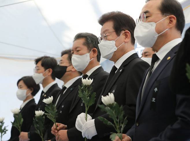 이재명 더불어민주당 대표가 31일 오전 서울 용산구 녹사평역 광장에 마련된 이태원 사고 사망자 합동 분향소를 조문하고 있다.(사진=뉴스1)