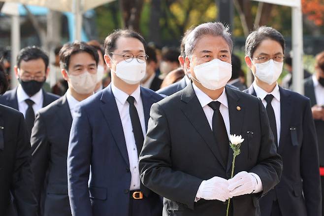 박진 외교부 장관이 31일 서울광장에 마련된 이태원 사고 사망자 합동분향소를 방문, 헌화하기 위해 이동하고 있다. (사진=연합뉴스)