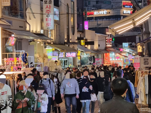 31일 홍대입구 앞 거리가 인파로 붐비고 있다. (사진=조민정 기자)