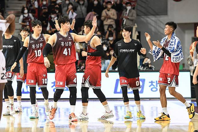 안양 KGC인삼공사가 홈경기 10연승을 달리며 단독 선두를 질주하고 있다. [KBL 제공]