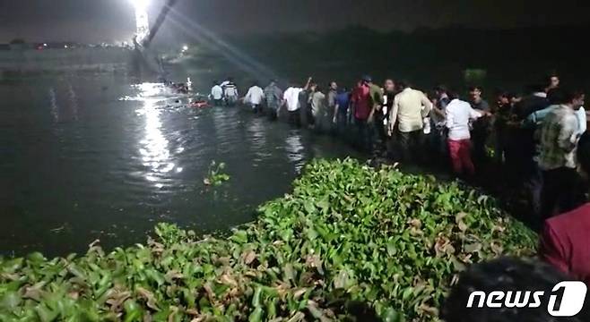 인도 서부 구자라트주 모비 지역에 위치한 한 케이블 다리가 붕괴됐다. (온라인 캡처)