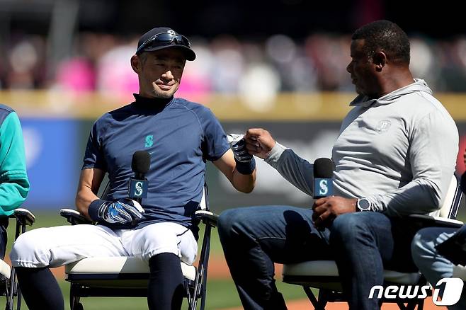 이치로(왼쪽)가 오릭스의 재팬시리즈 우승을 축하했다. ⓒ AFP=뉴스1