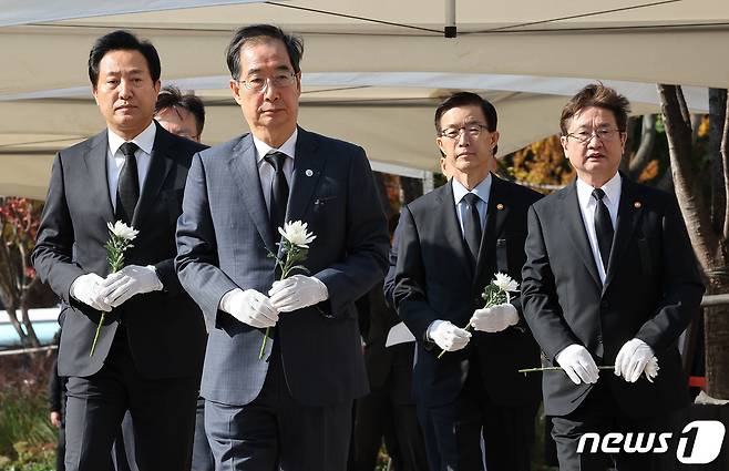 한덕수 국무총리와 오세훈 서울시장 등 정부관계자들이 31일 서울광장에 마련된 이태원 사고 사망자 합동분향소에서 추모를 하기 위해 이동하고 있다. (공동취재) 2022.10.31/뉴스1 ⓒ News1 박지혜 기자