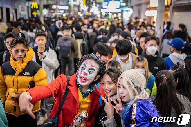 핼러윈 전야인 30일 일본 도쿄 시부야 거리에서 분장을 한 사람들이 사진을 찍고 있다. ⓒ AFP=뉴스1 ⓒ News1 강민경 기자