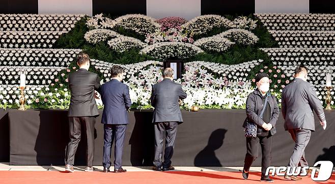 31일 서울 중구 서울광장에 마련된 이태원 참사 사망자를 위한 합동분향소를 찾은 시민들이 헌화하고 있다. (공동취재) 2022.10.31/뉴스1 ⓒ News1 박지혜 기자