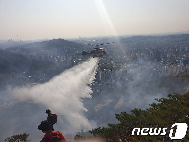 지난 2020년 10월 30일 서울 은평구 북한산 족두리봉 인근 등산로에서 화재가 발생해 소방대원들이 진화작업을 벌이고 있다. (소방청 제공) 2020.10.30/뉴스1