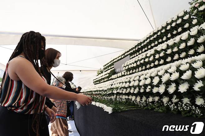 31일 오전 서울 용산구 녹사평역 광장에 마련된 이태원 압사 사고 사망자 합동분향소에서 시민들이 조문하고 있다. (공동취재) 2022.10.31/뉴스1 ⓒ News1 신웅수 기자