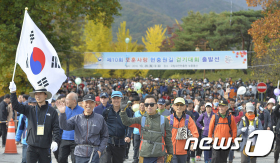 국립대전현충원이 ‘이태원 참사’ 국가 애도기간 ‘제15회 보훈사랑 현충원길 걷기대회’를 취소했다. 사진은 지난 2016년 행사 모습.  /뉴스1 ⓒ News1