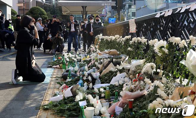 31일 오전 서울 용산구 이태원역 1번 출구에 마련된 이태원 핼러윈 참사 임시 추모공간을 찾은 시민이 희생자들을 추모하고 있다. 2022.10.31/뉴스1 ⓒ News1 구윤성 기자