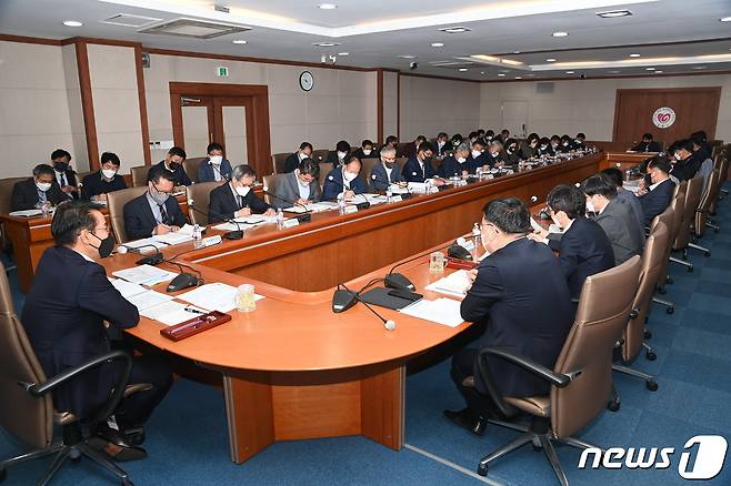 31일 최경식 전북 남원시장이 확대간부회의를 주재하고 있다. 이날 최 시장은 '이태원 참사'를 언급하며 빈틈 없는 안전관리 강화를 주문했다.(남원시 제공)2022.10.31/뉴스1