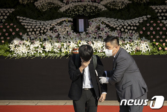 한 학생이 31일 오전 서울시청에 마련된 '이태원 이태원 핼러윈 참사' 추모를 위한 합동 분향소를 찾아 헌화를 마친뒤 퇴장하며 눈물을 흘리고있다. ⓒ News1 박지혜 기자