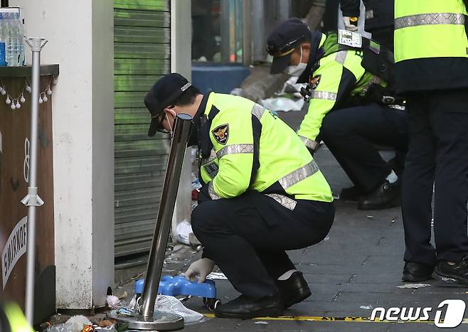 30일 오전 서울 용산구 이태원 일대에서 경찰이 압사 사고 현장을 조사하고 있다. 이태원 압사사고로 발생한 인명피해는 이날 오전 6시 기준 현재 사망 149명, 중상 19명, 경상 57명이다.  ⓒ News1