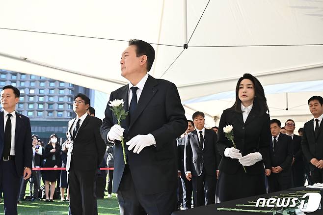 윤석열 대통령과 김건희 여사가 31일 오전 서울광장에 마련된 이태원 사고 사망자 합동분향소를 조문하며 국화꽃을 들고 있다. (대통령실 제공) 2022.10.31/뉴스1 ⓒ News1 오대일 기자