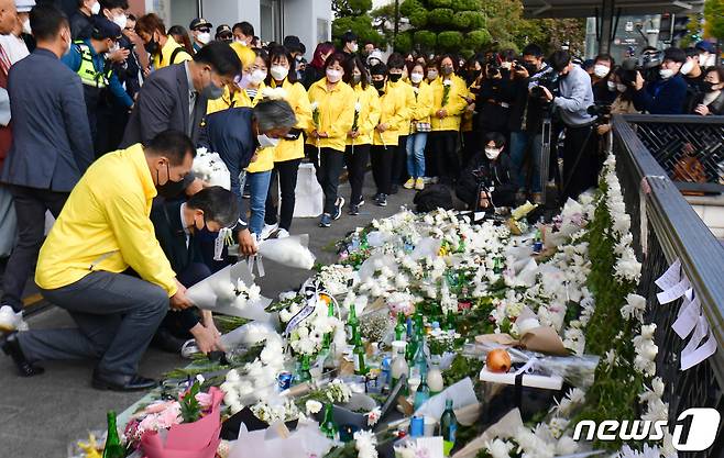 세월호 유가족들이 31일 서울 용산구 이태원역 1번출구 앞에서 '이태원 참사' 희생자들을 위해 헌화하고 있다. (공동취재) 2022.10.31/뉴스1 ⓒ News1 구윤성 기자