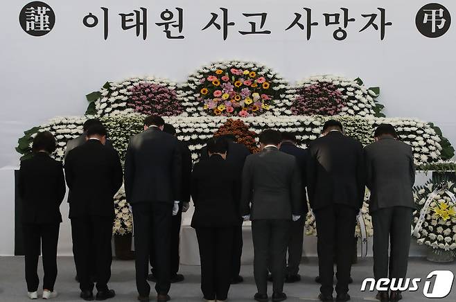 31일 오후 대구 달서구 두류공원 안병근유도기념관에 마련된 '이태원 사고 사망자 합동분향소'를 찾은 시민들이 희생자를 애도하고 있다. 2022.10.31/뉴스1 ⓒ News1 공정식 기자