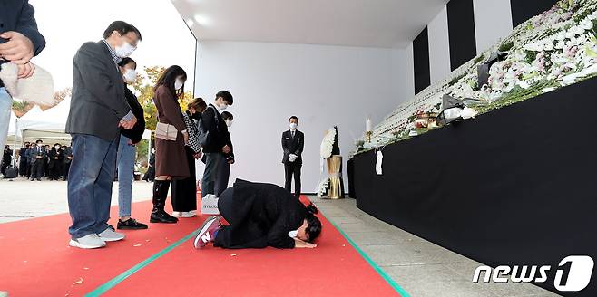 31일 서울광장에 마련된 이태원 사고 사망자 합동분향소에서 한 추모객이 오열하며 절을 하고 있다. 2022.10.31/뉴스1 ⓒ News1 박지혜 기자