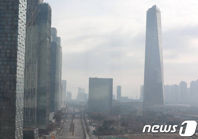 인천시 송도국제도시 위를 미세먼지층이 덮고 있다.(사진은 기사 내용과 무관함)/뉴스1 ⓒ News1 정진욱 기자