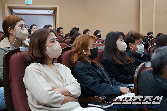 울산전국체전 세팍타크로 여자고등부 우승팀 창문여고 학부모들이 진지한 표정으로 선수부모 아카데미 강연을 경청하고 있다.  사진제공=대한체육회