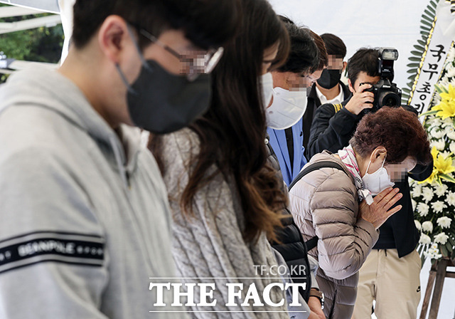 이태원 참사 현장 인근인 녹사평역 광장 합동분향소에도 추모 행렬이 이어졌다./이선화 기자