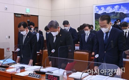 박진 외교부 장관과 권영세 통일부 장관, 석동현 민주평통 사무처장이 31일 국회에서 열린 외교통일위원회 전체회의에 출석, 회의 시작에 앞서 이태원 참사 희생자를 위한 묵념을 하고 있다./윤동주 기자 doso7@