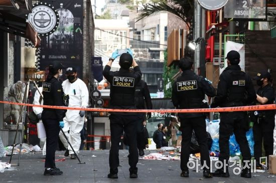 31일 서울 용산구 이태원 압사 사고 현장에서 서울경찰청 수사본부와 국립과학수사연구원 관계자들이 현장감식을 진행하고 있다./김현민 기자 kimhyun81@